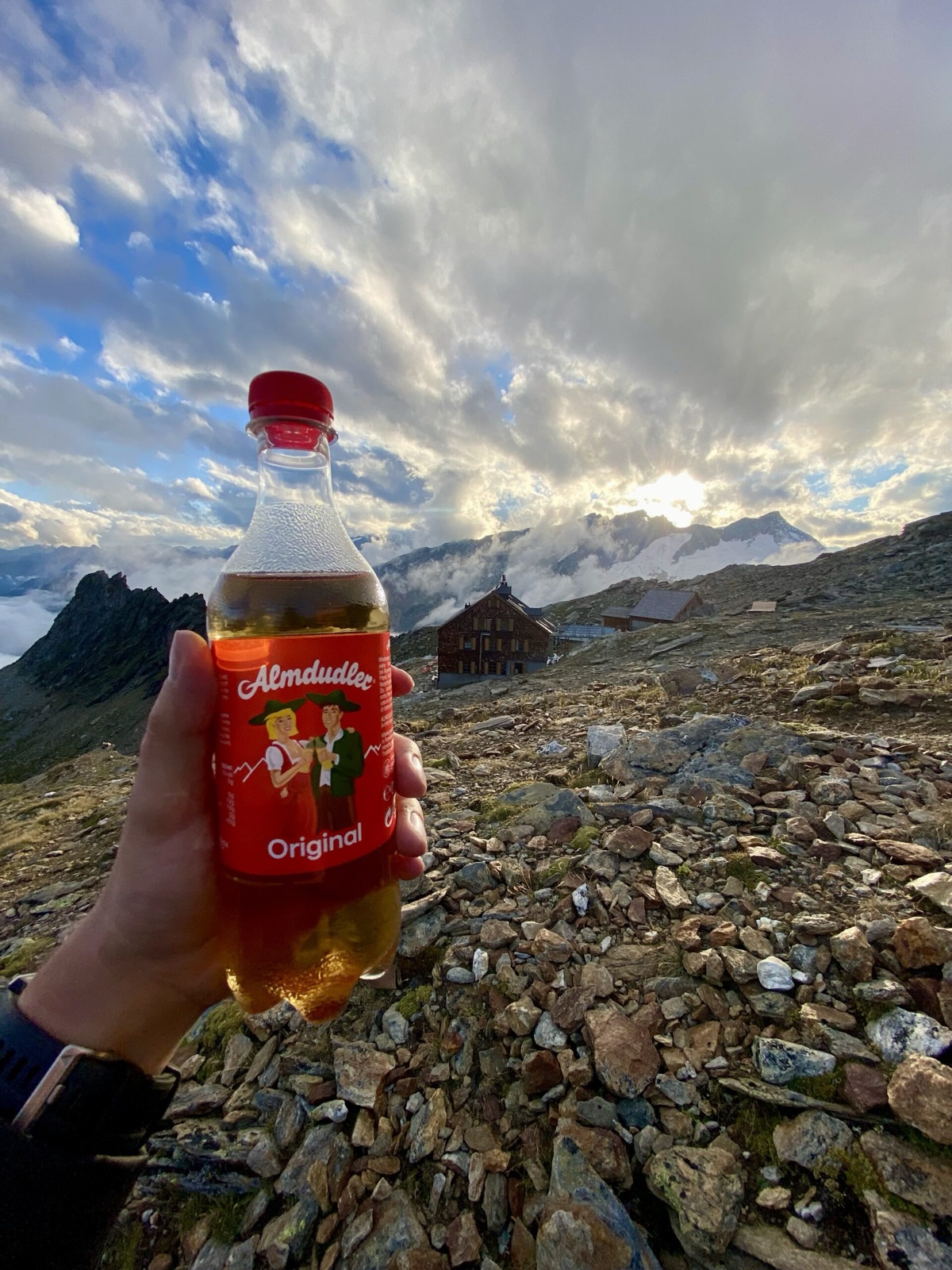 Almdudler an der Hütte