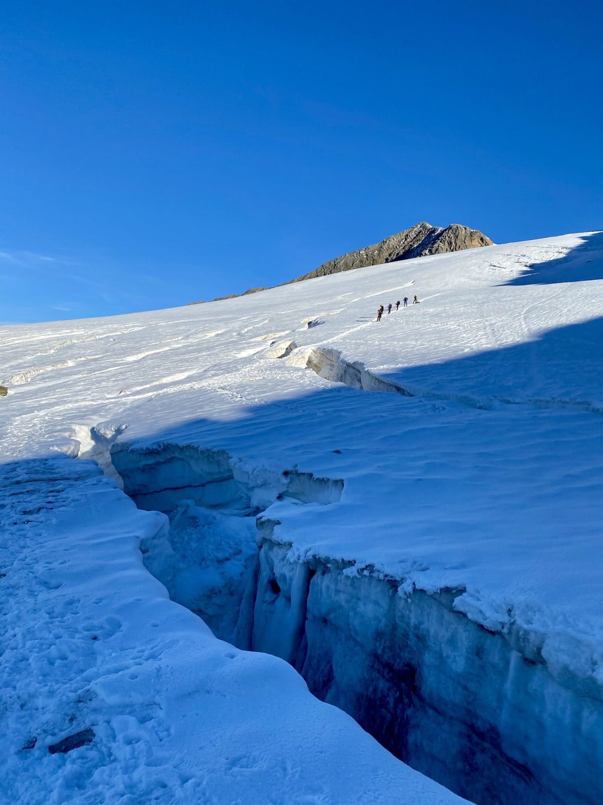 Erste größere Spalten und Schneebrücken