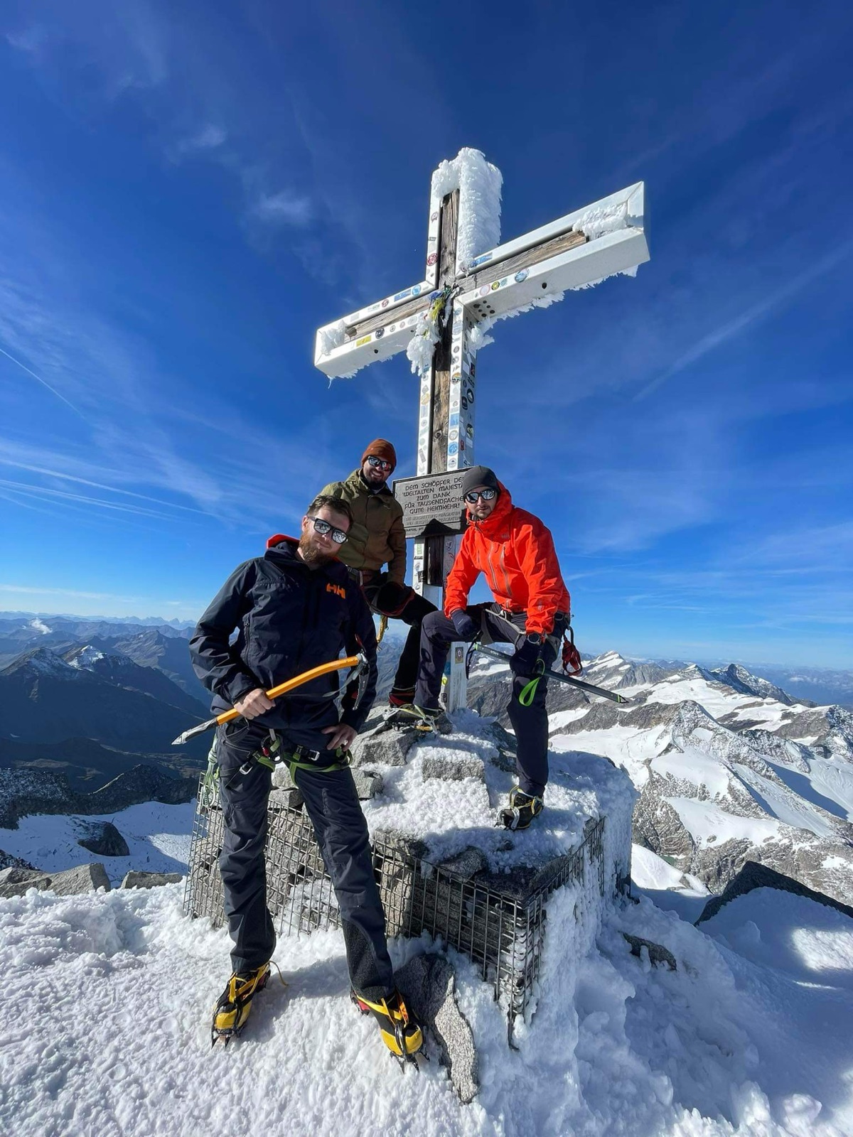 Gruppenfoto am Gipfelkreuz
