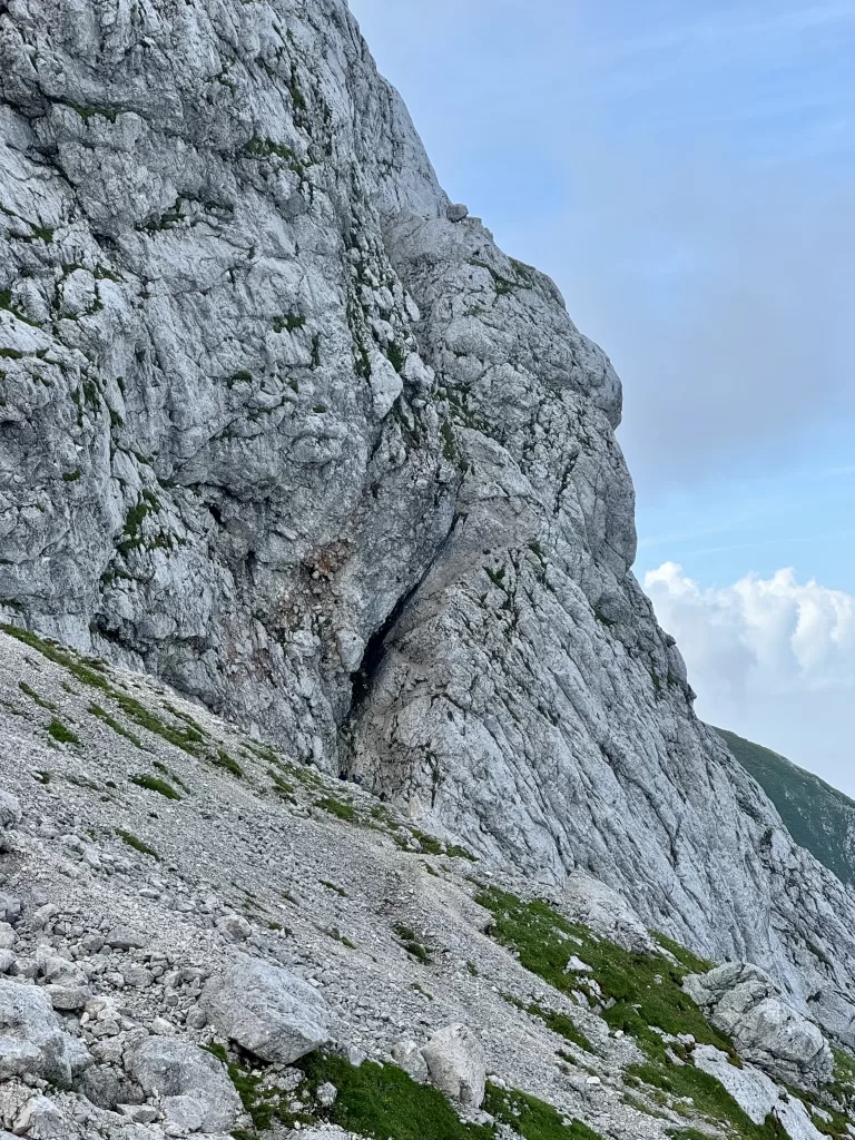 Einstieg in den Klettersteig in der Felsspalte