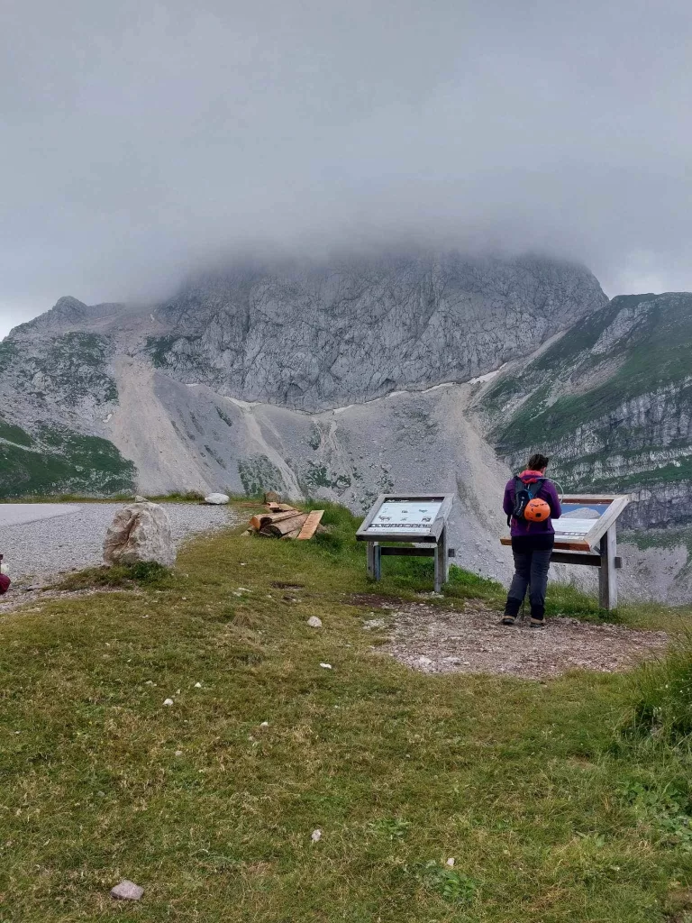 Mangart in Wolken von der Terrasse oberhalb der Hütte
