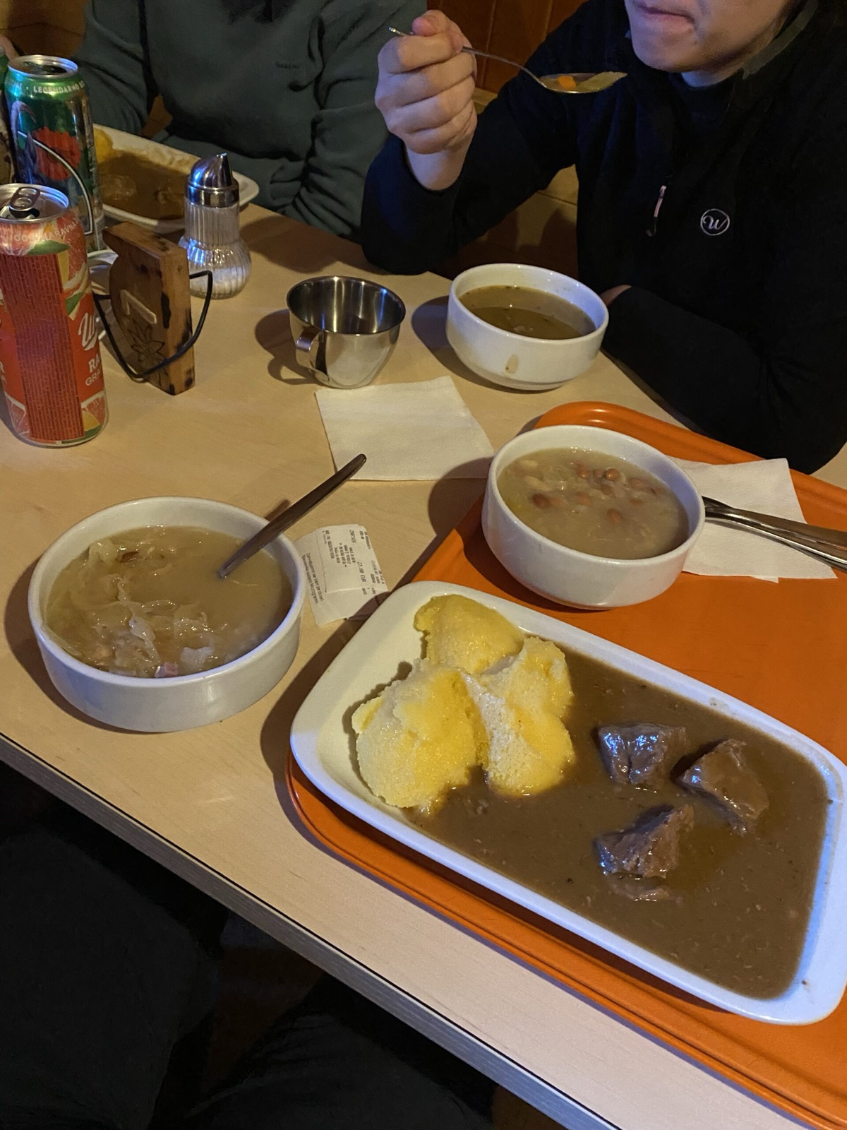 Abendessen und Bier auf der Hütte