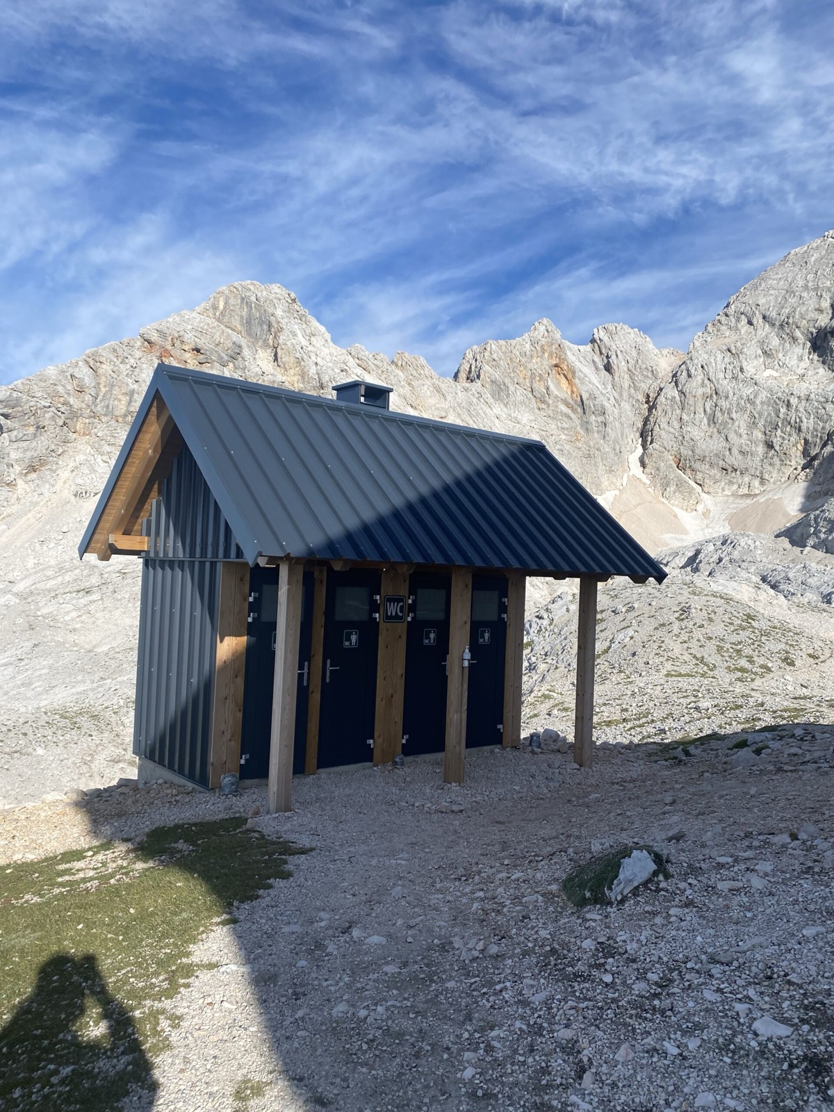 Außentoilette neben der Hütte
