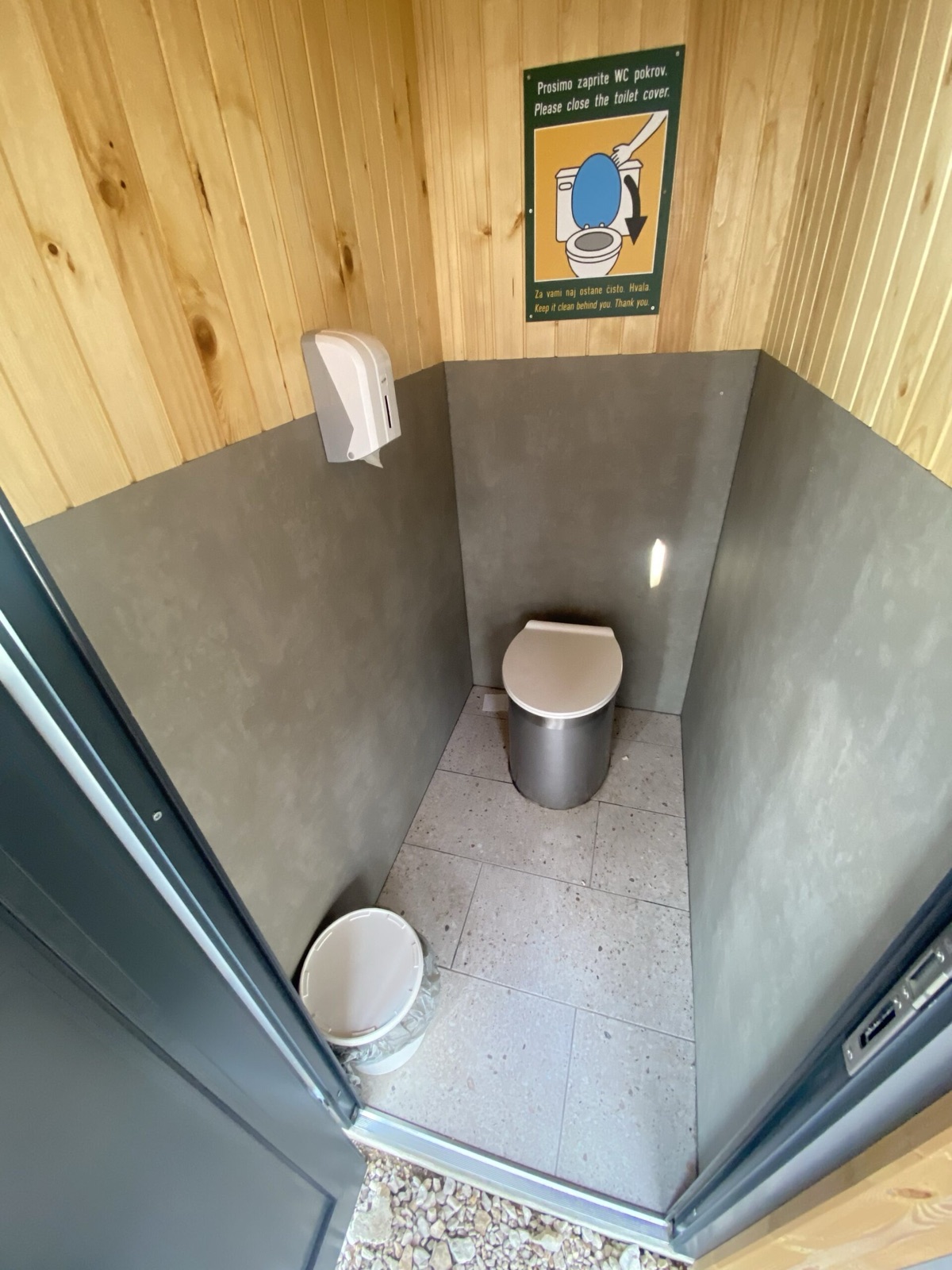 Trockentoilette aus Edelstahl