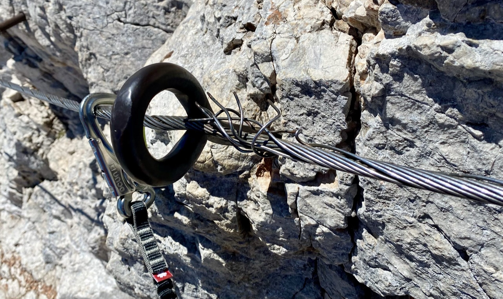 Abgenutzte Seile am Klettersteig