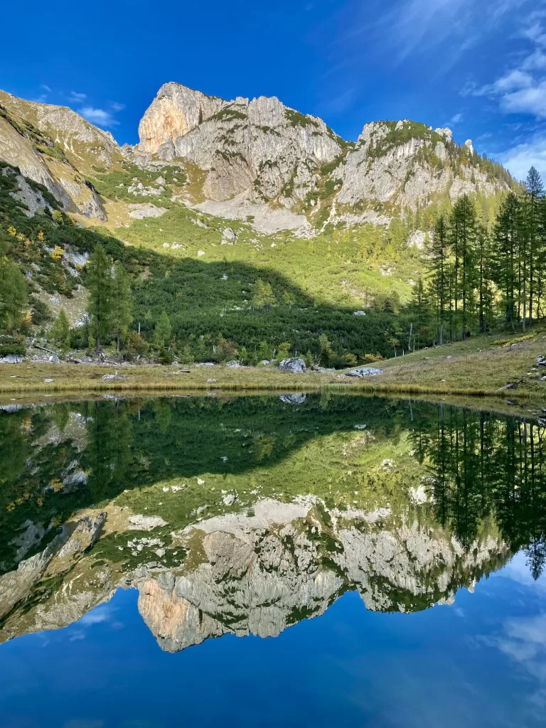 Spiegelung der Roten Wand im Brunnsteinersee
